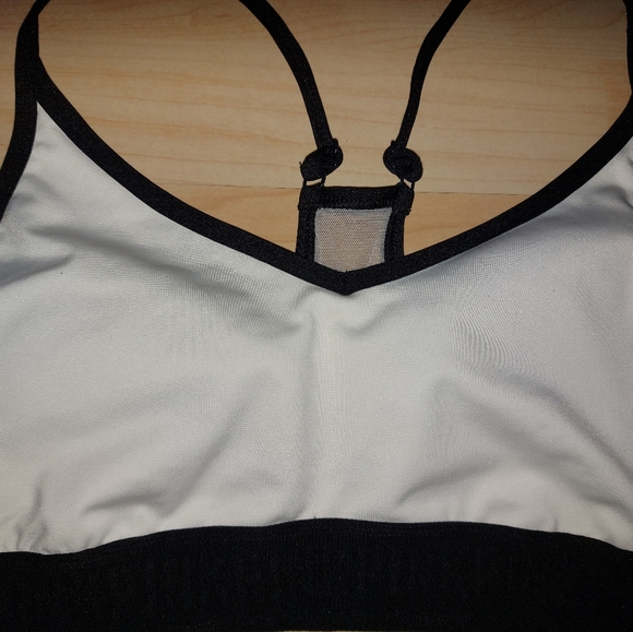 PINK Victoria's Secret Ultimate Sports Bra - Picture 4 of 8